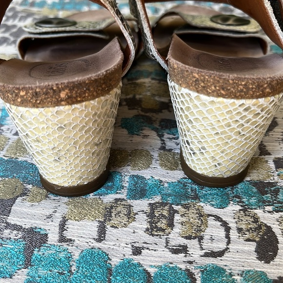 Taos carousel cream and gray woman’s size 8-8.5 wedge sandals - Picture 5 of 10